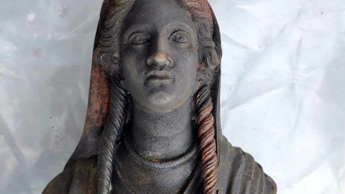 Una de las 24 estatuas de bronce descubiertas en Italia