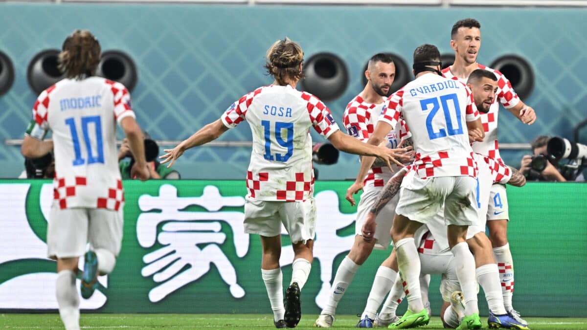 Marko Livaja, de Croacia, celebra el 2-1 a Canadá junto a sus compañeros