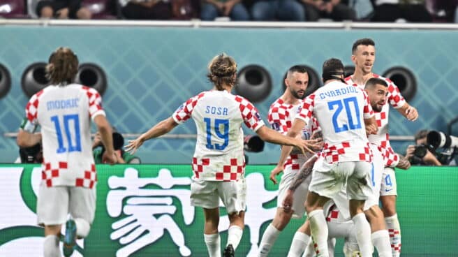 Marko Livaja, de Croacia, celebra el 2-1 a Canadá junto a sus compañeros