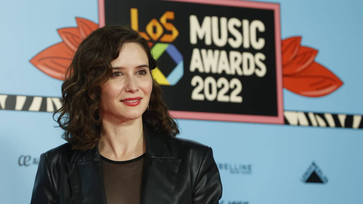 La presidenta de la Comunidad de Madrid, Isabel Díaz Ayuso, posa para los fotógrafos a su llegada a la gala de Los40 Music Awards