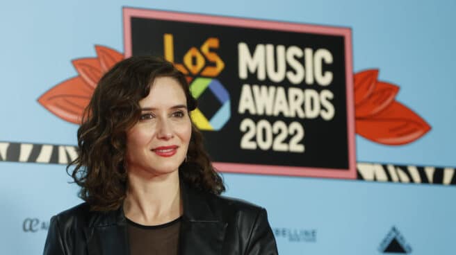 Sánchez le perrea a Ayuso mejor que a Feijóo La presidenta de la Comunidad de Madrid, Isabel Díaz Ayuso, posa para los fotógrafos a su llegada a la gala de Los40 Music Awards