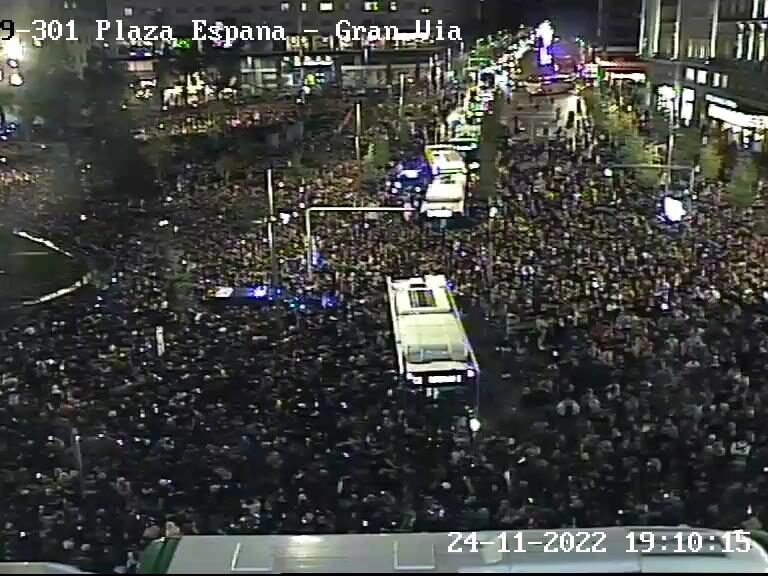 Aglomeraciones en Plaza España y Gran Vía en el encendido oficial de las luces de Navidad de Madrid