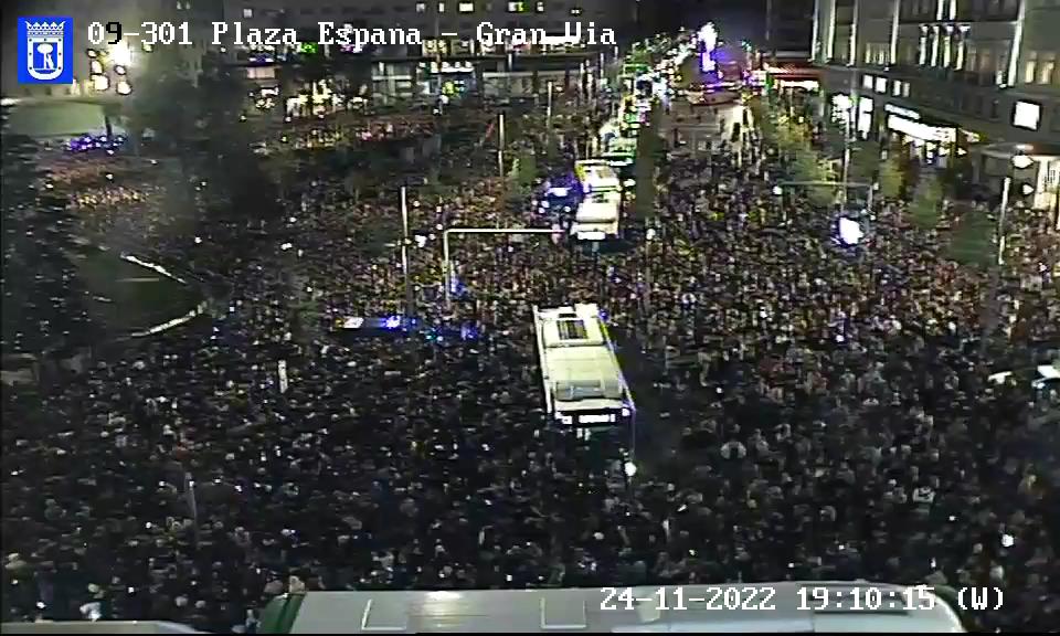 Aglomeraciones en Plaza España y Gran Vía en el encendido oficial de las luces de Navidad de Madrid