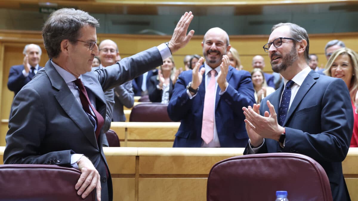 Alberto Núñez Feijóo saluda a la bancada del PP en el Pleno del Senado.