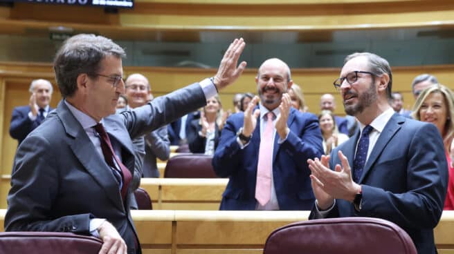 Alberto Núñez Feijóo saluda a la bancada del PP en el Pleno del Senado.