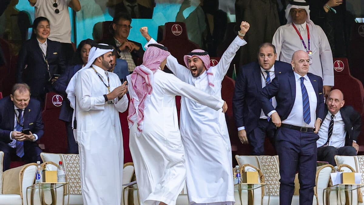 El príncipe heredero Mohammed bin Salman Al Saud celebra la victoria de Arabia Saudí frente a Argentina este martes en el Mundial de Qatar.