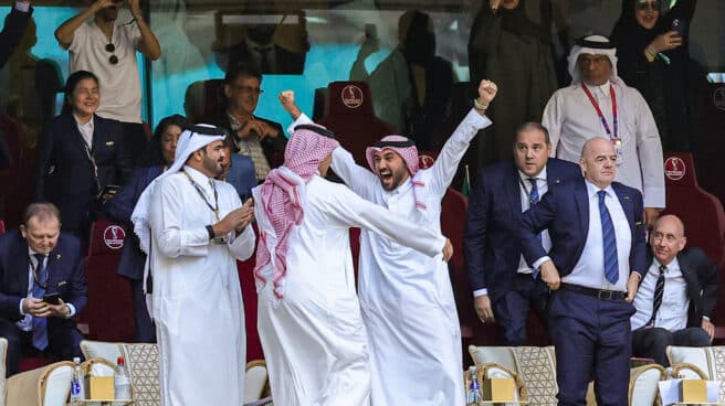 El príncipe heredero Mohammed bin Salman Al Saud celebra la victoria de Arabia Saudí frente a Argentina este martes en el Mundial de Qatar.