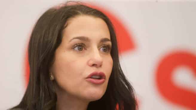 La líder de Ciudadanos, Inés Arrimadas, interviene durante un acto de refundación de su partido frente a la Casa Consistorial de Lugo La líder de Ciudadanos, Inés Arrimadas, interviene durante un acto de refundación de su partido frente a la Casa Consistorial de Lugo