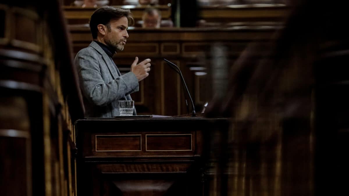 El presidente del grupo parlamentario de Unidas Podemos en el Congreso, Jaume Asens, interviene durante una sesión plenaria en el Congreso