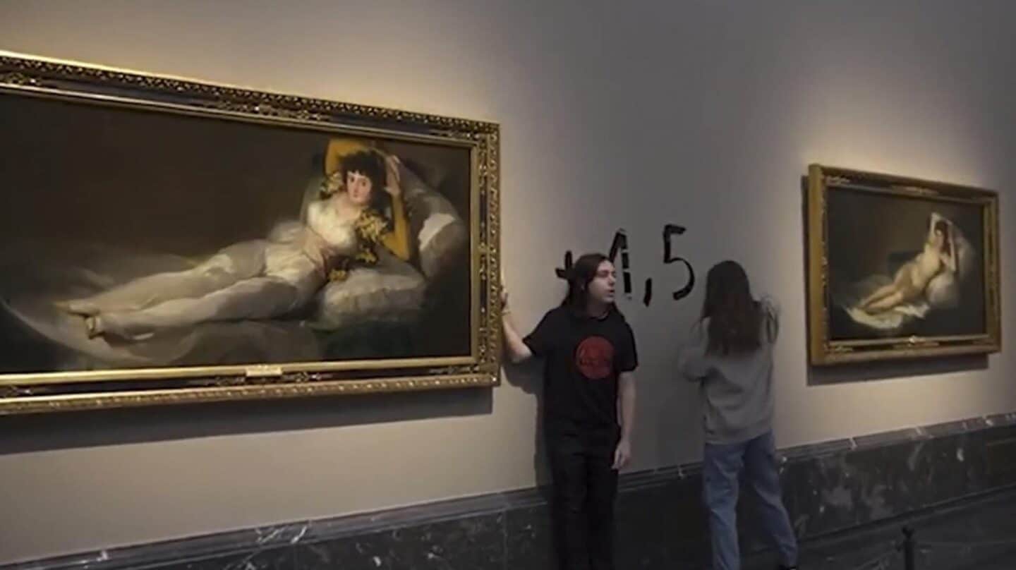 Dos activistas pintan las paredes del Prado y se pegan a dos cuadros de Goya.