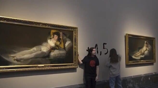 Dos activistas pintan las paredes del Prado y se pegan a dos cuadros de Goya. Dos activistas pintan las paredes del Prado y se pegan a dos cuadros de Goya.
