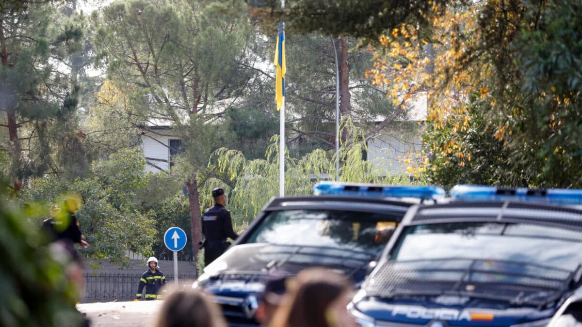 Miembros de la Policía Nacional y los Bomberos desplegados en las proximidades de la Embajada de Ucrania en Madrid