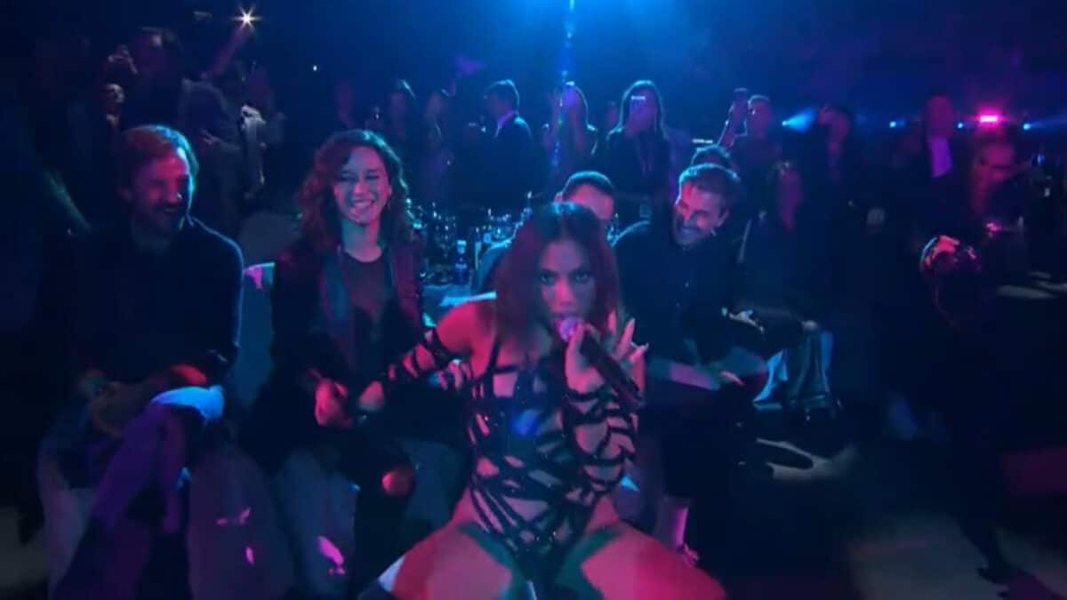 El perreo viral de Anitta con Díaz Ayuso en la gala de Los 40