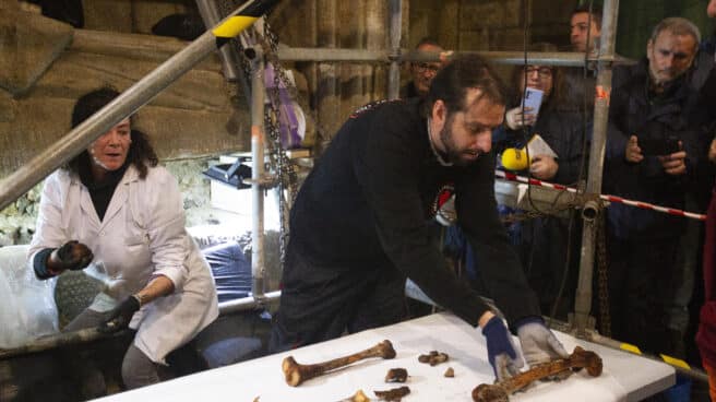 Exhuman un sarcófago del siglo XV para confirmar el origen gallego de Cristobal Colón Apertura de la tumba de Juan Mariño de Sotomayor, en la capilla de Sobrán en Vilaxoán donde está enterrado el supuesto antepasado de Cristóbal Colón.