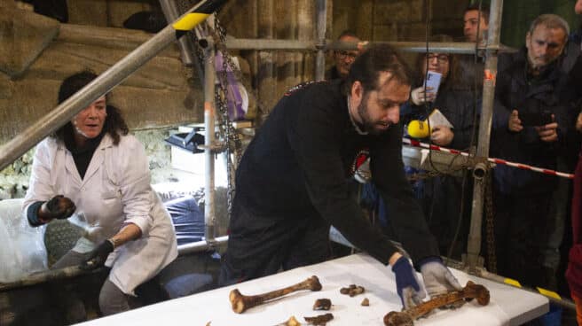 Apertura de la tumba de Juan Mariño de Sotomayor, en la capilla de Sobrán en Vilaxoán donde está enterrado el supuesto antepasado de Cristóbal Colón.