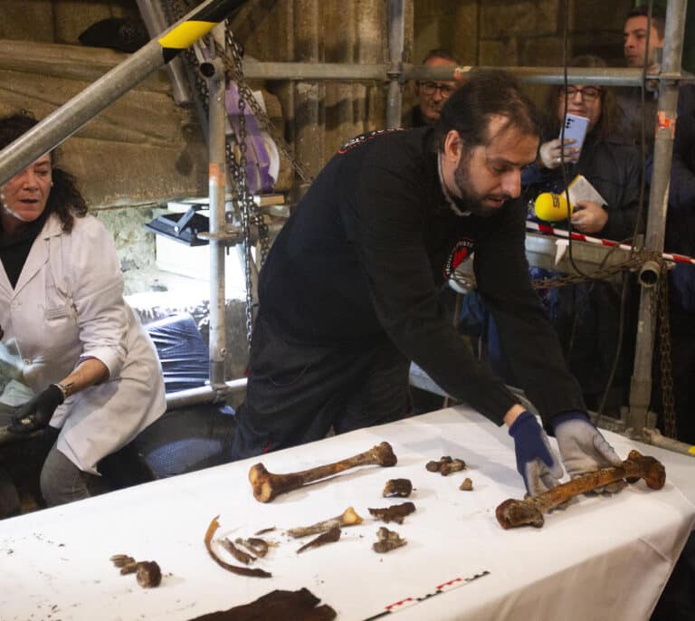 Exhuman un sarcófago del siglo XV para confirmar el origen gallego de Cristobal Colón
