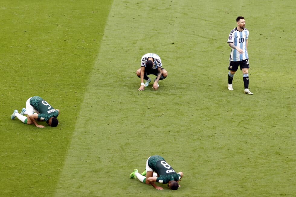 Lionel Messi abandona el campo mientras dos jugadores saudís se arrodillan para agradecer su logro a Dios