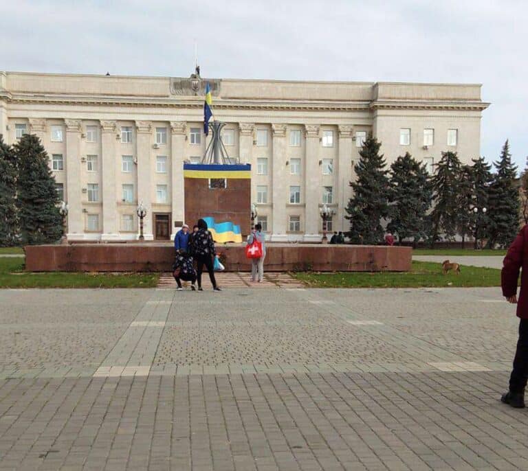 La bandera ucraniana ondea en la ciudad de Jersón
