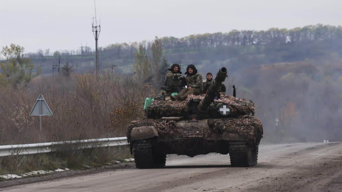 Soldados rusos patrullan a bordo de un tanque cerca de Bakhmut.