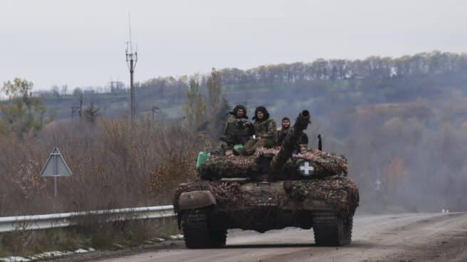 Soldados rusos patrullan a bordo de un tanque cerca de Bakhmut.