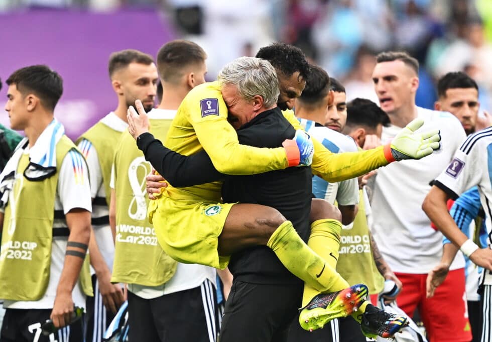 Mohammed Al-Owais, portero de Arabia Saudí, se abraza a un miembro del equipo técnico al finalizar el encuentro con Argentina