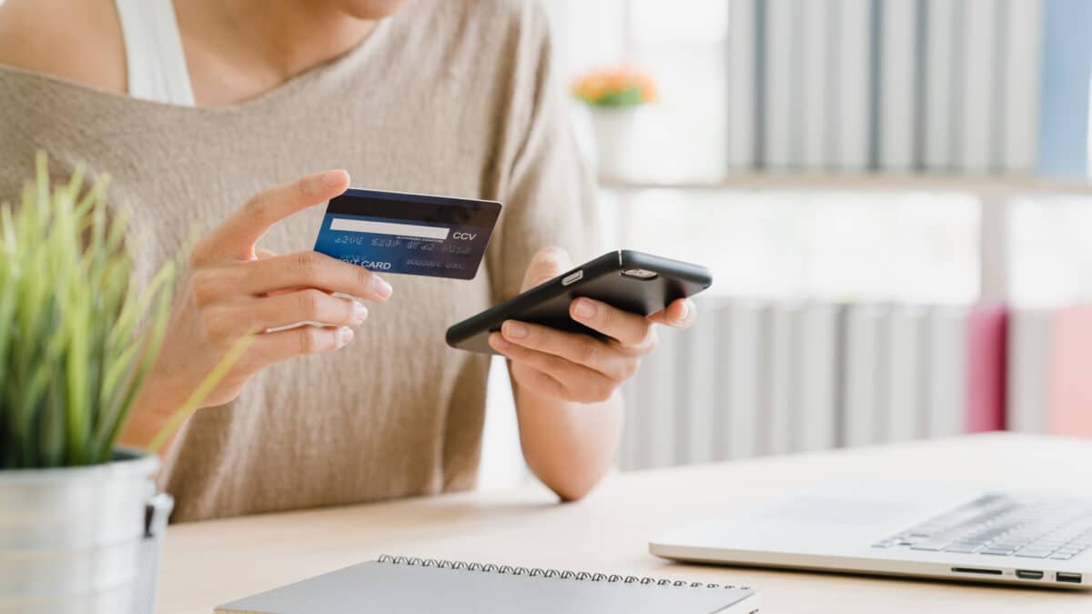 Mujer utiliza el teléfono para comprar online