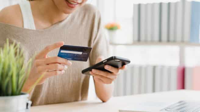 Mujer utiliza el teléfono para comprar online