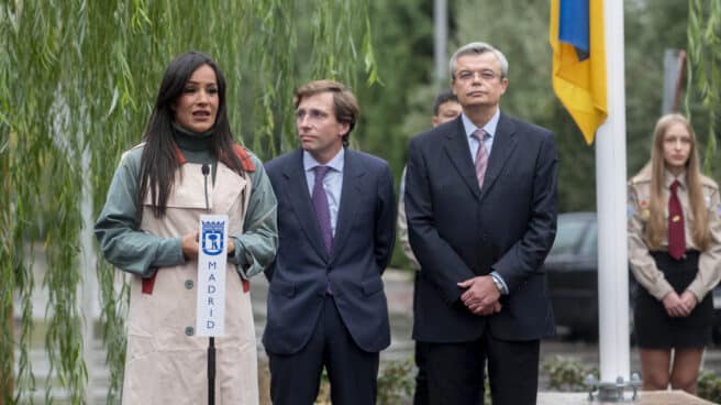 Begoña Villacís, este lunes en un acto de izado de la bandera de Ucrania junto a José Luis Martínez Almeida. Begoña Villacís, este lunes en un acto de izado de la bandera de Ucrania junto a José Luis Martínez Almeida.