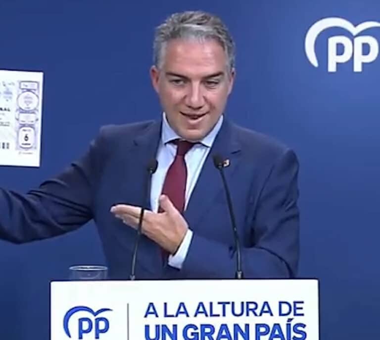 Bendodo muestra indignado un décimo de Lotería nacional con publicidad de la 'Ley sólo sí es sí'