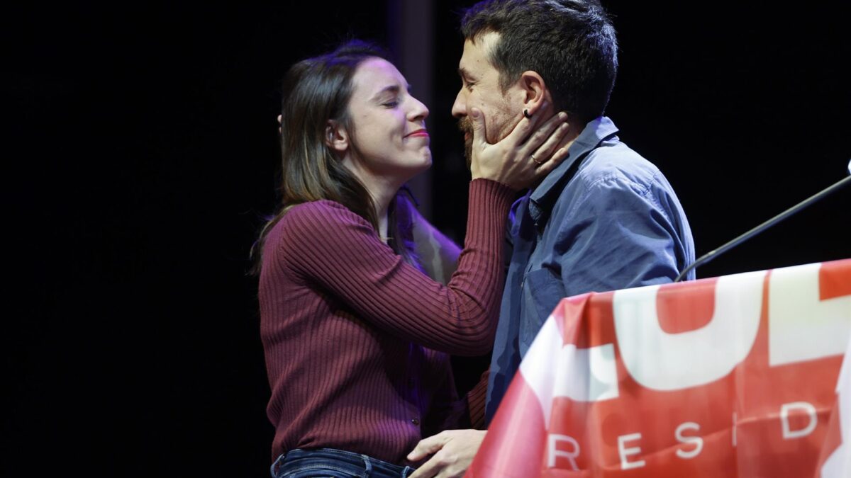 Irene Montero y Pablo Iglesias se dan un beso en la clausura de la 'universidad de otoño' de Podemos.