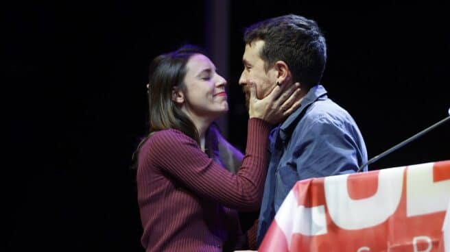 Irene Montero y Pablo Iglesias se dan un beso en la clausura de la 'universidad de otoño' de Podemos. Irene Montero y Pablo Iglesias se dan un beso en la clausura de la 'universidad de otoño' de Podemos.