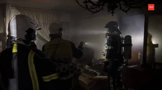 bomberos-mostoles Seis dotaciones del Cuerpo de Bomberos de Madrid examinan un incendio en Móstoles