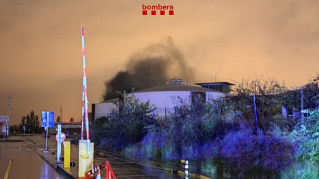 Imagen del incendio en la depuradora de El Prat (Barcelona) Imagen del incendio en la depuradora de El Prat (Barcelona)
