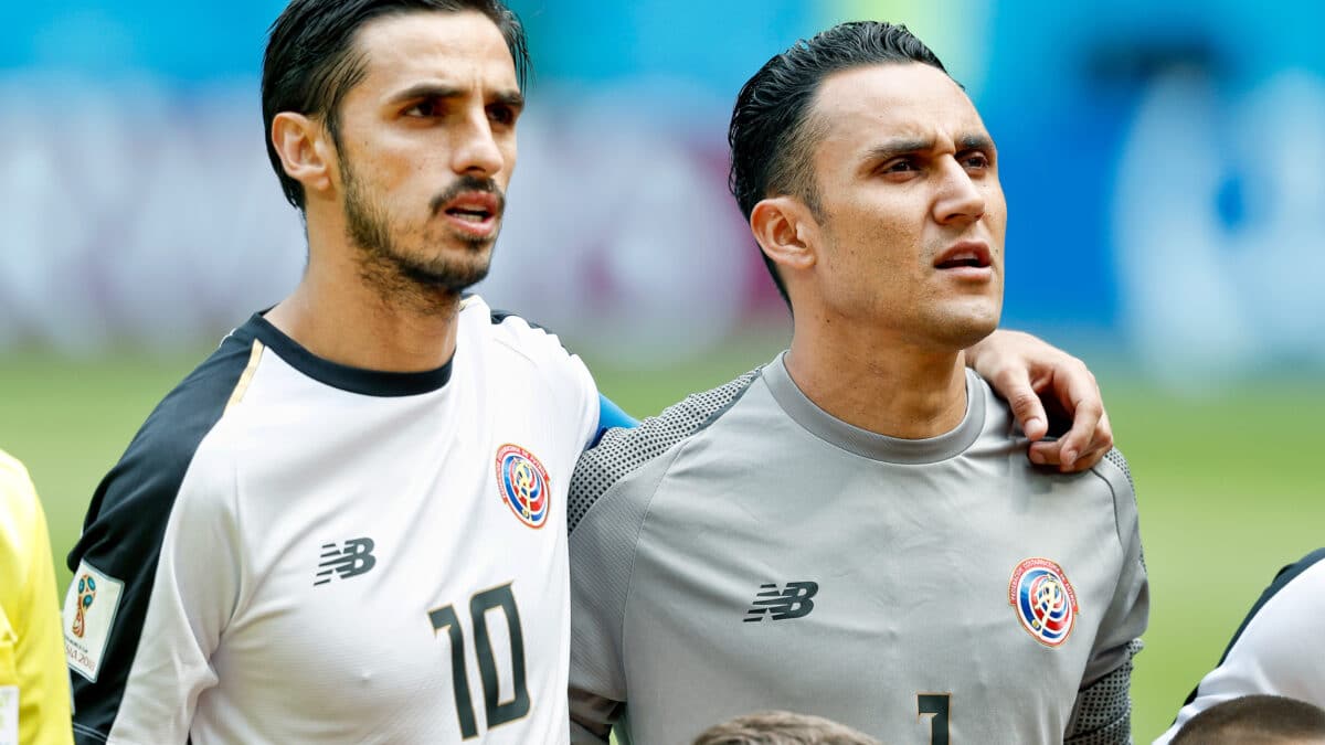 Bryan Ruiz y Keylor Navas escuchan el himno de Costa Rica durante un partido del Mundial de Rusia 2018.