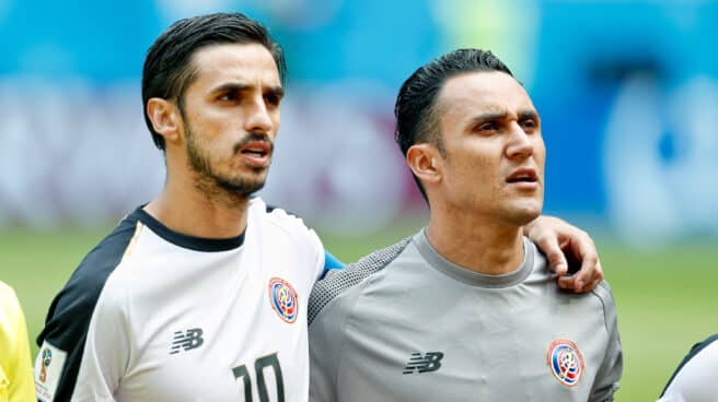 Bryan Ruiz y Keylor Navas escuchan el himno de Costa Rica durante un partido del Mundial de Rusia 2018.