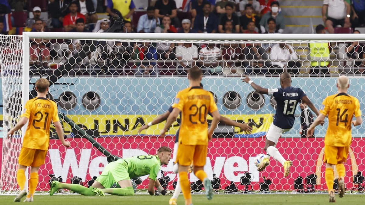 Énner Valencia de Ecuador marca un gol a Holanda en el Mundial de Qatar 2022