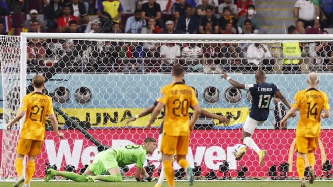 Énner Valencia de Ecuador marca un gol a Holanda en el Mundial de Qatar 2022
