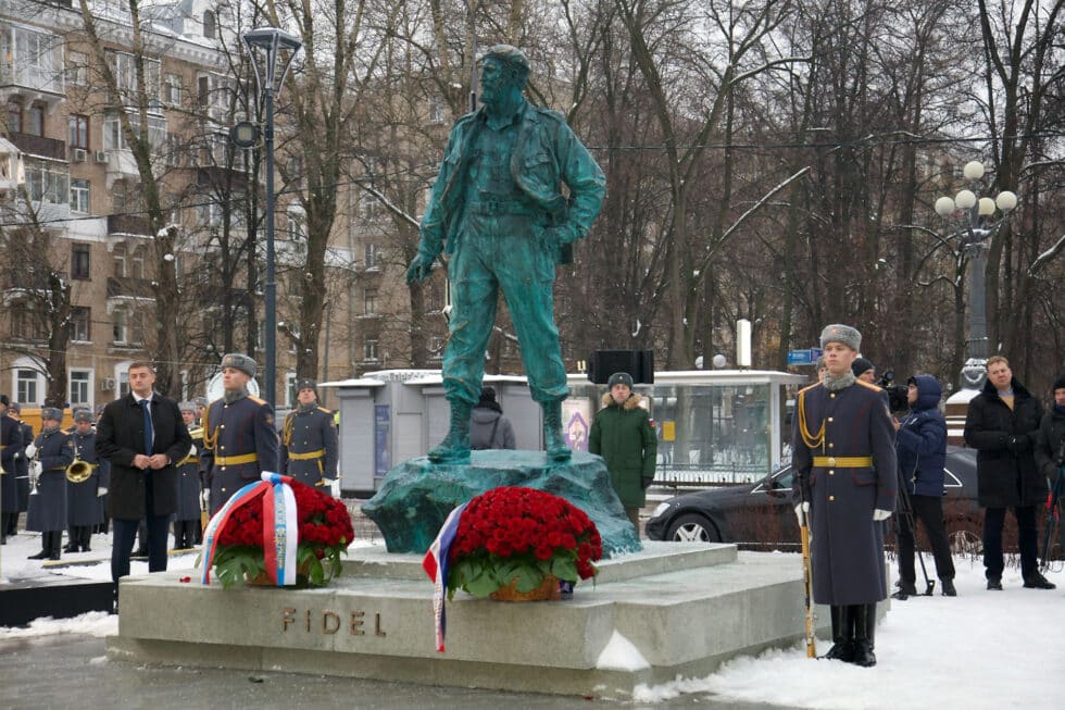 Fotografía cedida por la Presidencia de Cuba que muestra una estatua en honor a Fidel Castro, hoy, en Moscú (Rusia). El presidente ruso, Vladímir Putin, y su homólogo cubano, Miguel Díaz-Canel, inauguraron este martes en Moscú un monumento en honor al líder de la Revolución Cubana, Fidel Castro.