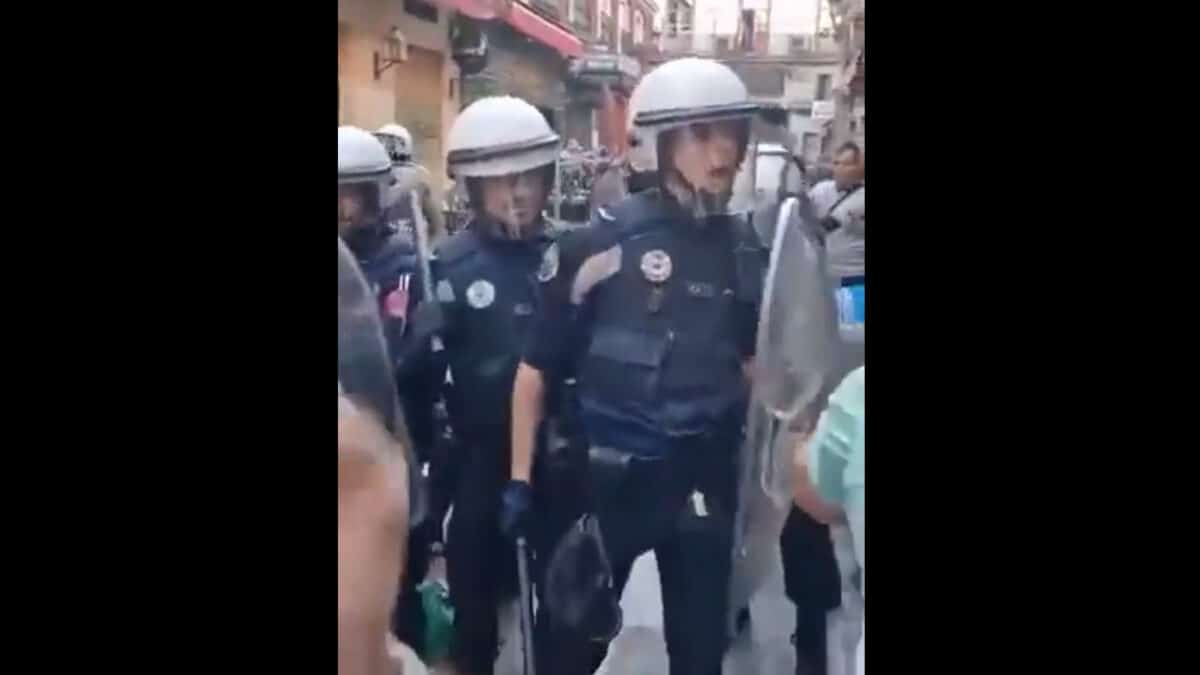 Cargas policiales contra aficionados del Celtic tras provocar incidentes en las terrazas de Madrid