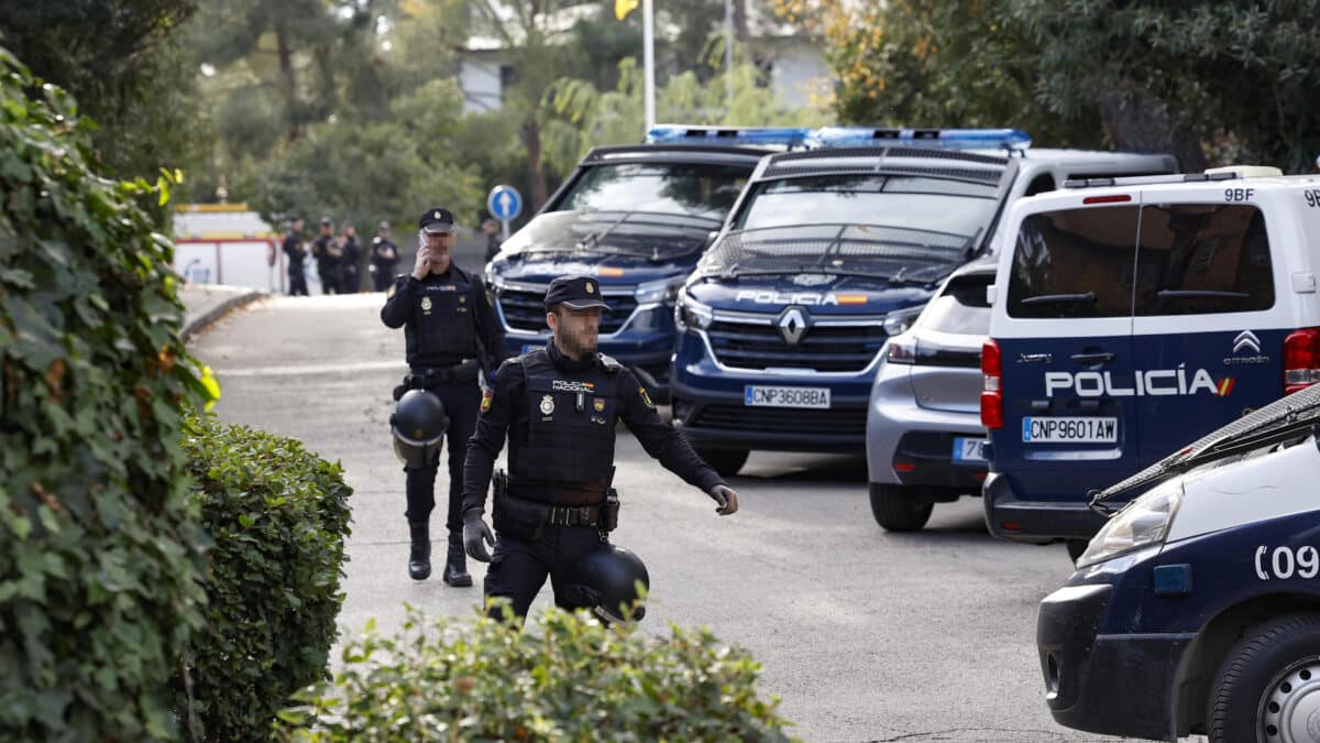 Dispositivo de seguridad junto a la embajada de Ucrania en Madrid tras la explosión de una carta bomba.