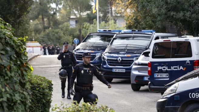 Dispositivo de seguridad junto a la embajada de Ucrania en Madrid tras la explosión de una carta bomba.