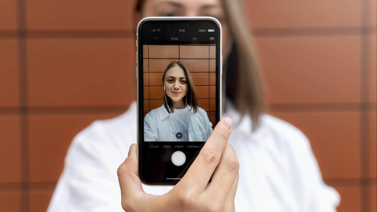 Mujer se saca un selfie con su smartphone