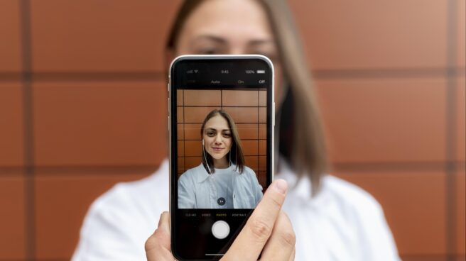 Mujer se saca un selfie. Mujer se saca un selfie con su smartphone