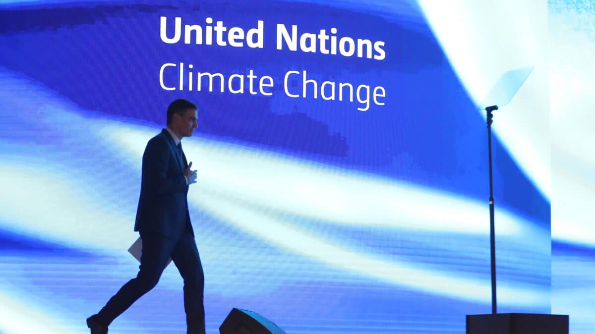 Sharm El Sheikh (Egypt), 07/11/2022.- Spain's Prime Minister Pedro Sanchez arrives at the podium to speak during the 2022 United Nations Climate Change Conference (COP27), in Sharm El-Sheikh, Egypt, 07 November 2022. The 2022 United Nations Climate Change Conference (COP27), runs from 06-18 November, and is expected to host one of the largest number of participants in the annual global climate conference as over 40,000 estimated attendees, including heads of states and governments, civil society, media and other relevant stakeholders will attend. The events will include a Climate Implementation Summit, thematic days, flagship initiatives, and Green Zone activities engaging with climate and other global challenges. (Egipto, España) EFE/EPA/KHALED ELFIQI