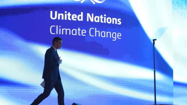 Sharm El Sheikh (Egypt), 07/11/2022.- Spain's Prime Minister Pedro Sanchez arrives at the podium to speak during the 2022 United Nations Climate Change Conference (COP27), in Sharm El-Sheikh, Egypt, 07 November 2022. The 2022 United Nations Climate Change Conference (COP27), runs from 06-18 November, and is expected to host one of the largest number of participants in the annual global climate conference as over 40,000 estimated attendees, including heads of states and governments, civil society, media and other relevant stakeholders will attend. The events will include a Climate Implementation Summit, thematic days, flagship initiatives, and Green Zone activities engaging with climate and other global challenges. (Egipto, España) EFE/EPA/KHALED ELFIQI