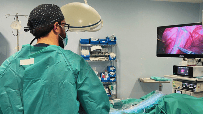 Por qué la cirugía guiada por fluorescencia es una revolución en el ámbito pediátrico. Esta técnica permite mejorar la visualización y proporcionar información detallada durante los procedimientos, ampliando aún más las opciones de cirugía mínimamente invasiva.