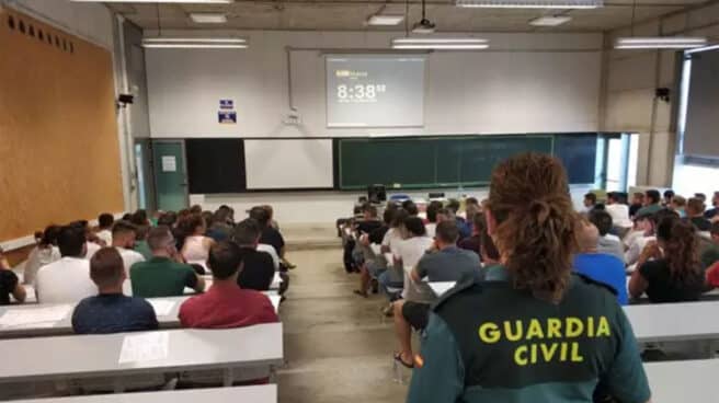 Una guardia civil vigila un examen en un proceso selectivo del Cuerpo.