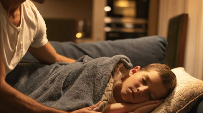 Melatonina en niños: cinco sociedades científicas avisan de su "uso y abuso" Niño durmiendo