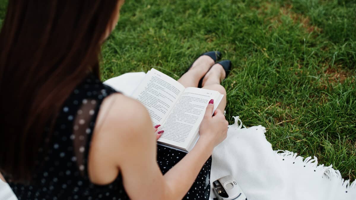 Joven leyendo libro