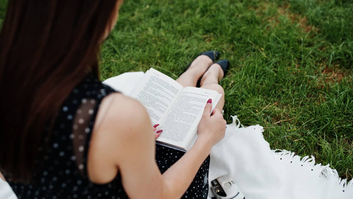 Joven leyendo libro